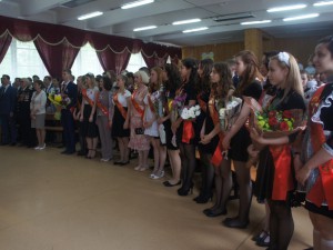 Олег Алтухов поздравил эжвинских старшеклассников с праздником Последнего школьного звонка.