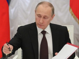 Путин подписал закон об освобождении от НДФЛ ряда социальных выплат 